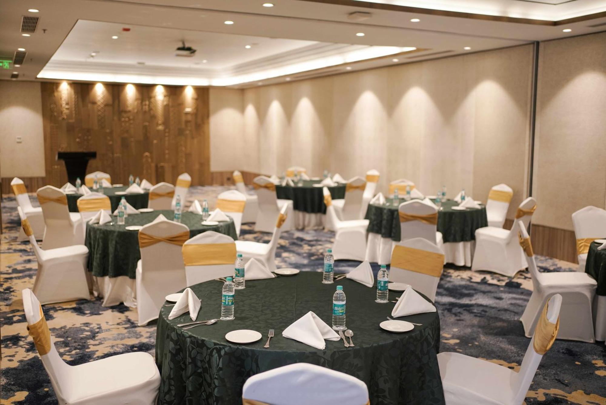 Port Muziris, A Tribute Portfolio Hotel By Marriott Kochi Bagian luar foto